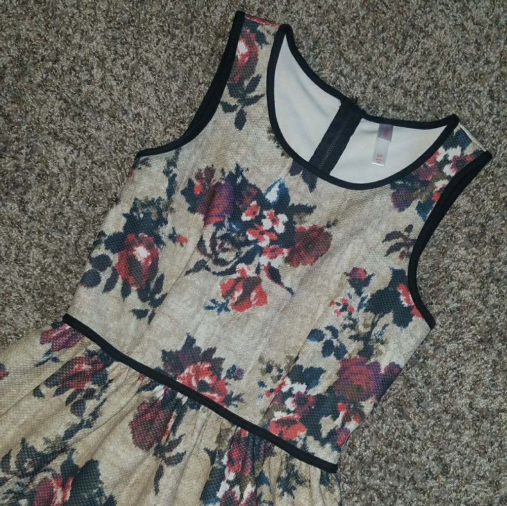 Dress - Picture 2 of 2